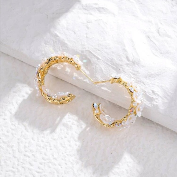 🎉HP🎉 Flower Hoop Earrings (Boutique) - Picture 6 of 8